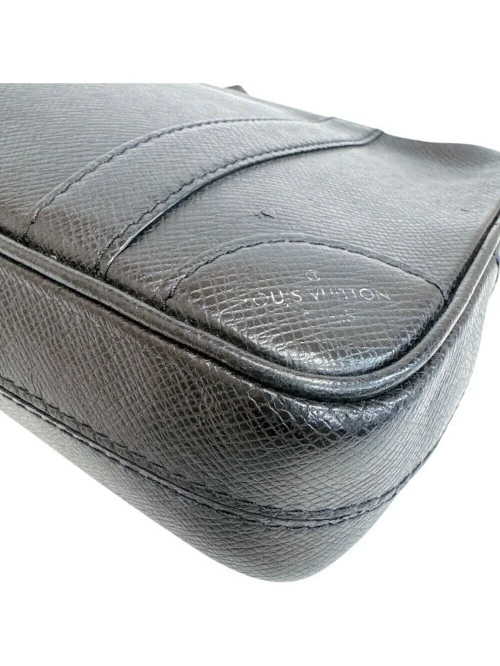 Louis Vuitton Pochette Kasai Taiga Leather Bag Black